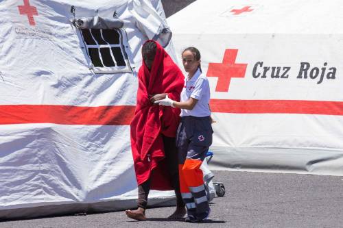 Migranti, la Corte Ue tutela gli irregolari: "I clandestini non vanno reclusi"