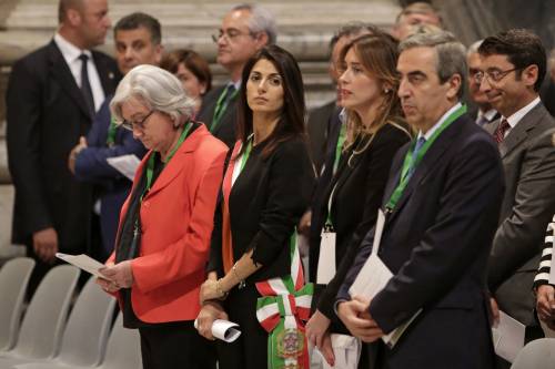Raggi umiliata da Boschi: il ministro le passa davanti senza salutare