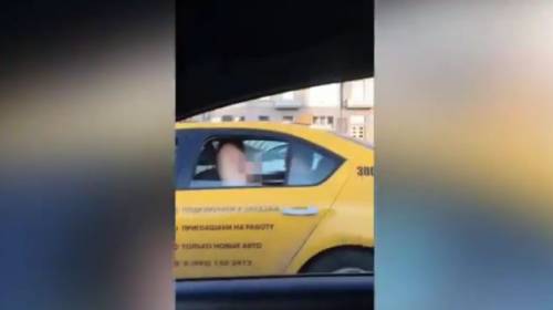 Ragazza fa sesso in taxi e si mostra dal finestrino