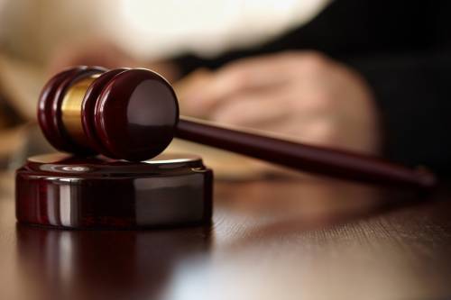 Intascava soldi dall'imputato La Consulta boccia il Csm: «Quel giudice è da cacciare»
