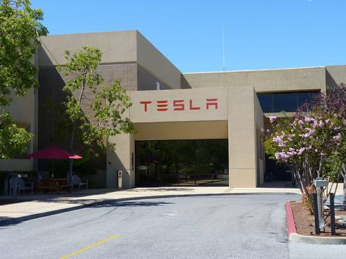 Tesla brucia tutti e va in Cina per produrre auto elettriche