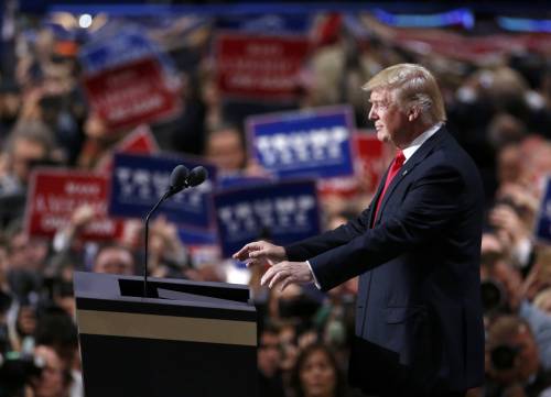 Trump: "Riporterò la sicurezza negli Usa, con me legge e ordine. Sconfiggeremo i barbari dell'Isis"