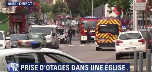 Francia, orrore in una chiesa: prete sgozzato, uccisi assalitori: "Inneggiavano all'Isis"