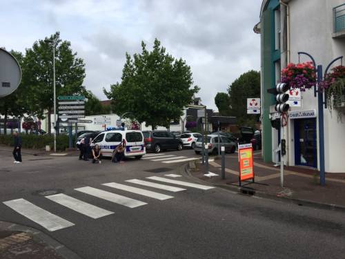 Incarcerato e subito liberato. E il jihadista di Rouen ha potuto sgozzare il parroco