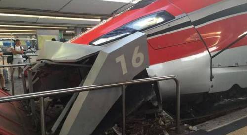 Napoli, malore per macchinista: Frecciarossa urta le protezioni