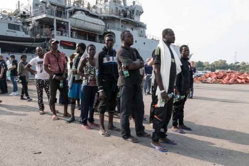 Migranti, ora Renzi fa l'anti Ue: "Solo navi per fare le interviste"