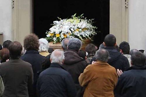 Vanno al funerale della madre e trovano salma vestita da uomo