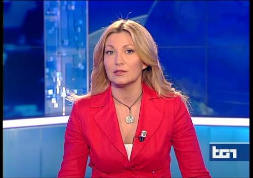 Conduce il Tg1 col crocifisso. Polemiche e apprezzamenti in Rete