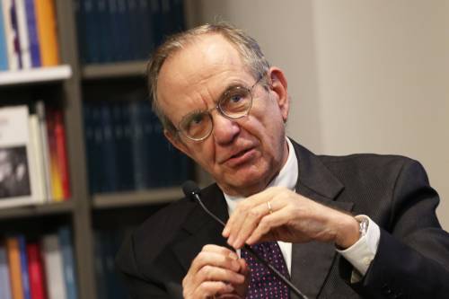 Padoan lasciato solo in Europa. Ora vuole mollare il premier