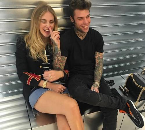 Fedez e Chiara Ferragni si scambiano il primo bacio social