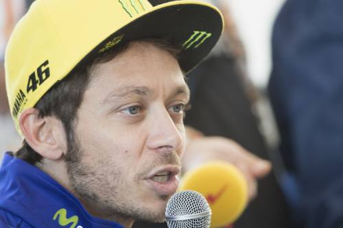 Moto Gp Valencia, Rossi dà un calcio a una donna nel paddock