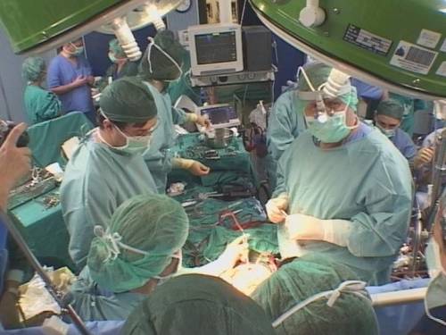 Tumori, in Italia l'intervento rivoluzionario: sciolto il cancro in 10 minuti