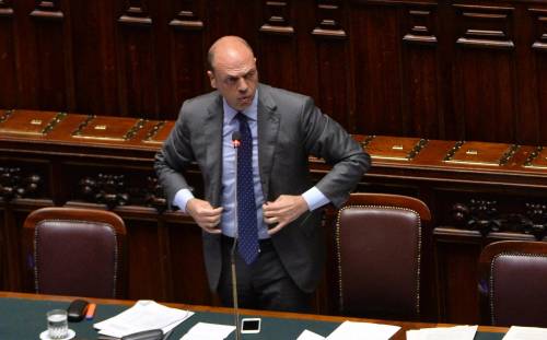 Nuova rissa, Alfano si sveglia: stop ad altri profughi a Milano