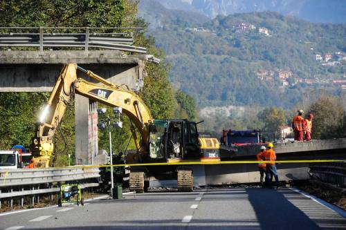 Milano-Meda, chiuso un cavalcavia: "Rischio crollo"