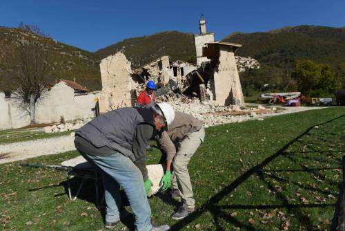 Al lavoro coi Signori del terremoto: "Qui dentro non dormiamo mai"