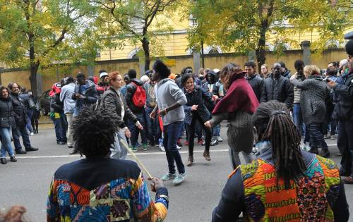 "Sbirro muori ammazzato, str.." Ecco i democratici pro-migranti