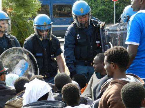 Blitz al centro d'accoglienza: sette spacciatori in manette