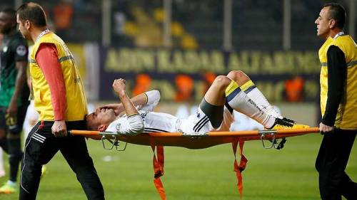 Brutto infortunio per Van Persie. "Ha rischiato di perdere un occhio"