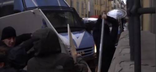 "A te che hai scelto di picchiare un poliziotto, dico: sei vigliacco"