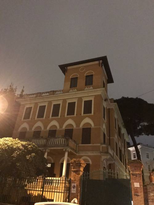 Roma, hub per i migranti transitanti in una palazzina liberty a villa Torlonia