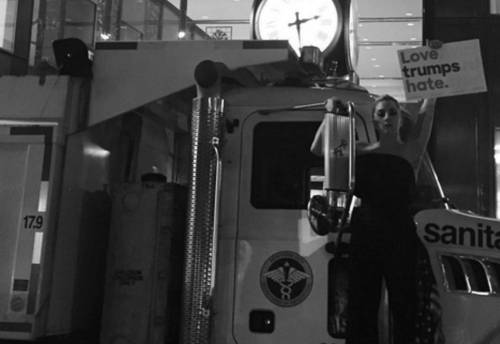 Lady Gaga protesta contro Trump e scoppia in lacrime
