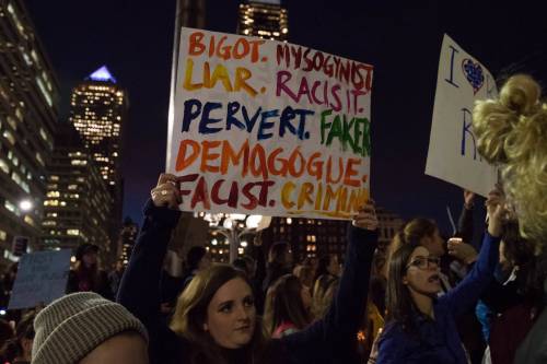 Nuove proteste in piazza contro l'elezione di Trump
