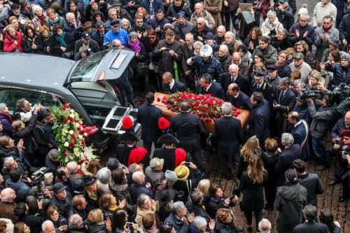 L'ultimo saluto a Milano a Umberto Veronesi