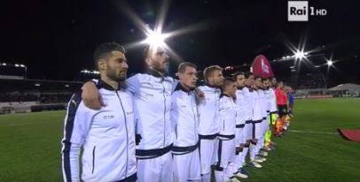 L'inno di Mameli non parte: ci pensano tifosi e giocatori