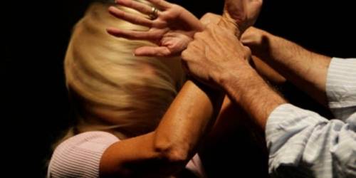 Migrante la stupra ma non viene espulso. E la vittima si lascia morire di fame