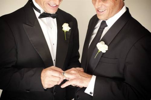 "Non siamo gay, ci sposiamo per convenienza". Ma scoppia la polemica
