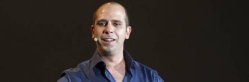 Se alla statua di Checco Zalone manca... il piedistallo