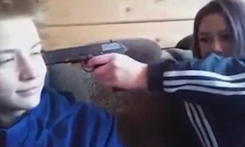 Russia, 15enni sparano alla polizia e poi si suicidano in diretta Periscope