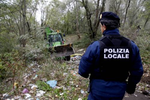 E a Milano spuntano le ruspe contro il "bosco della droga"