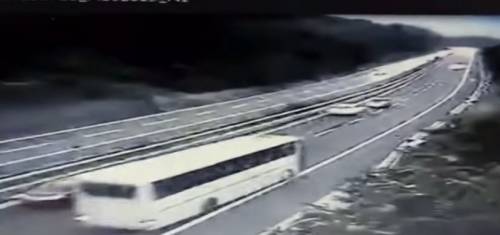 Avellino, tragedia bus: spunta un nuovo video dell'incidente