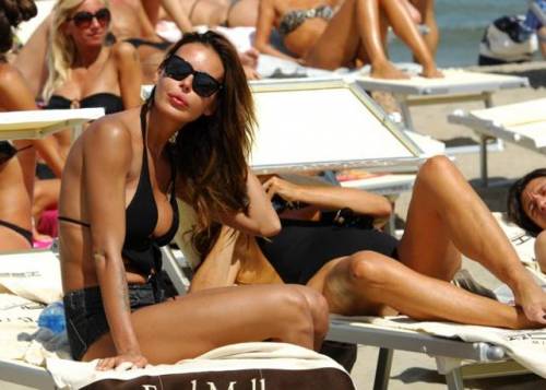 Nina Moric contro le Donatella per la casa di Corona