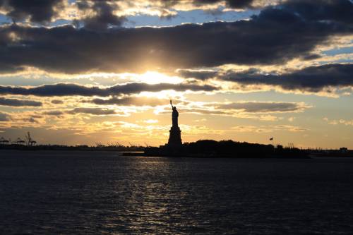 Satira scatenata su Trump: "Statua della libertà incita all'immigrazione"