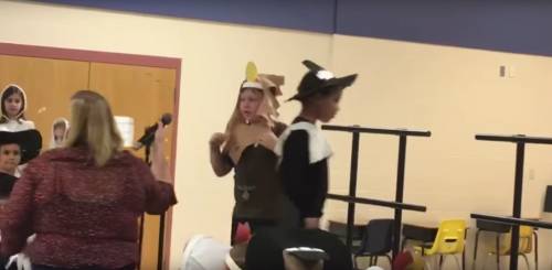 Usa, maestra toglie il microfono a bambino autistico dopo la recita