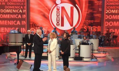 Vanoni canta Vasco ma non sa le parole: si arrabbia con Baudo