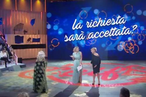 Selfie, scintille in studio tra Tina Cipollari e Katia Ricciarelli