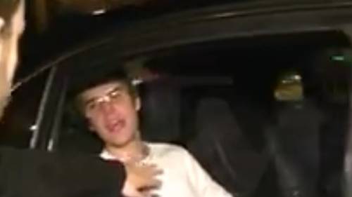 La reazione choc di Bieber: sferra un pugno a un fan