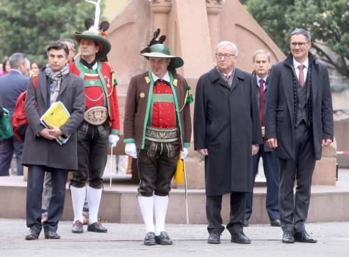 Juncker arriva a Bolzano. E l'inno italiano viene messo a tacere
