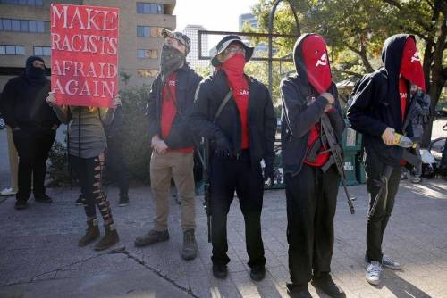 "4 agenti morti? Meglio 5". La protesta choc negli Usa