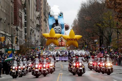 New York, parata del Ringraziamento protetta da barriera antisfondamento