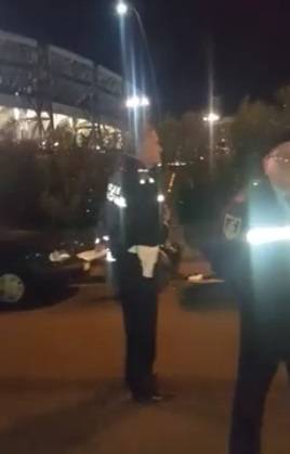 Napoli, il vigile occupa il posto dei disabili, il cittadino lo filma e l'agente s'infuria