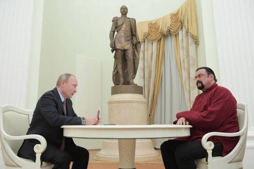 Putin consegna a Seagal il passaporto russo