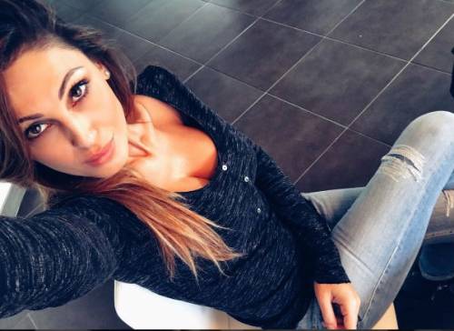 Anna Tatangelo, il seno rifatto non dona la femminilità