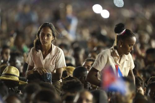 Una piazza gremita e commossa dà l'ultimo addio a Fidel Castro