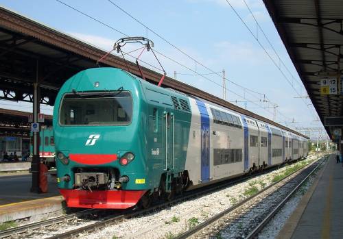 Si masturba in treno davanti a un bambino di 5 anni: fermato un marocchino