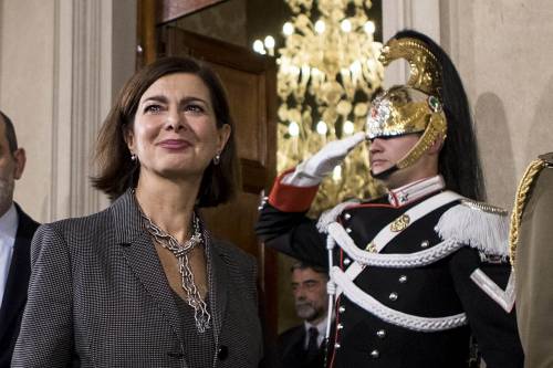 "Salvini cinico omette i soccorsi". E in Aula scoppia il caos per le parole della Boldrini