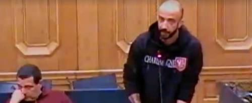 Casapound, in Aula con felpa delle SS: "I partigiani? Stupratori"